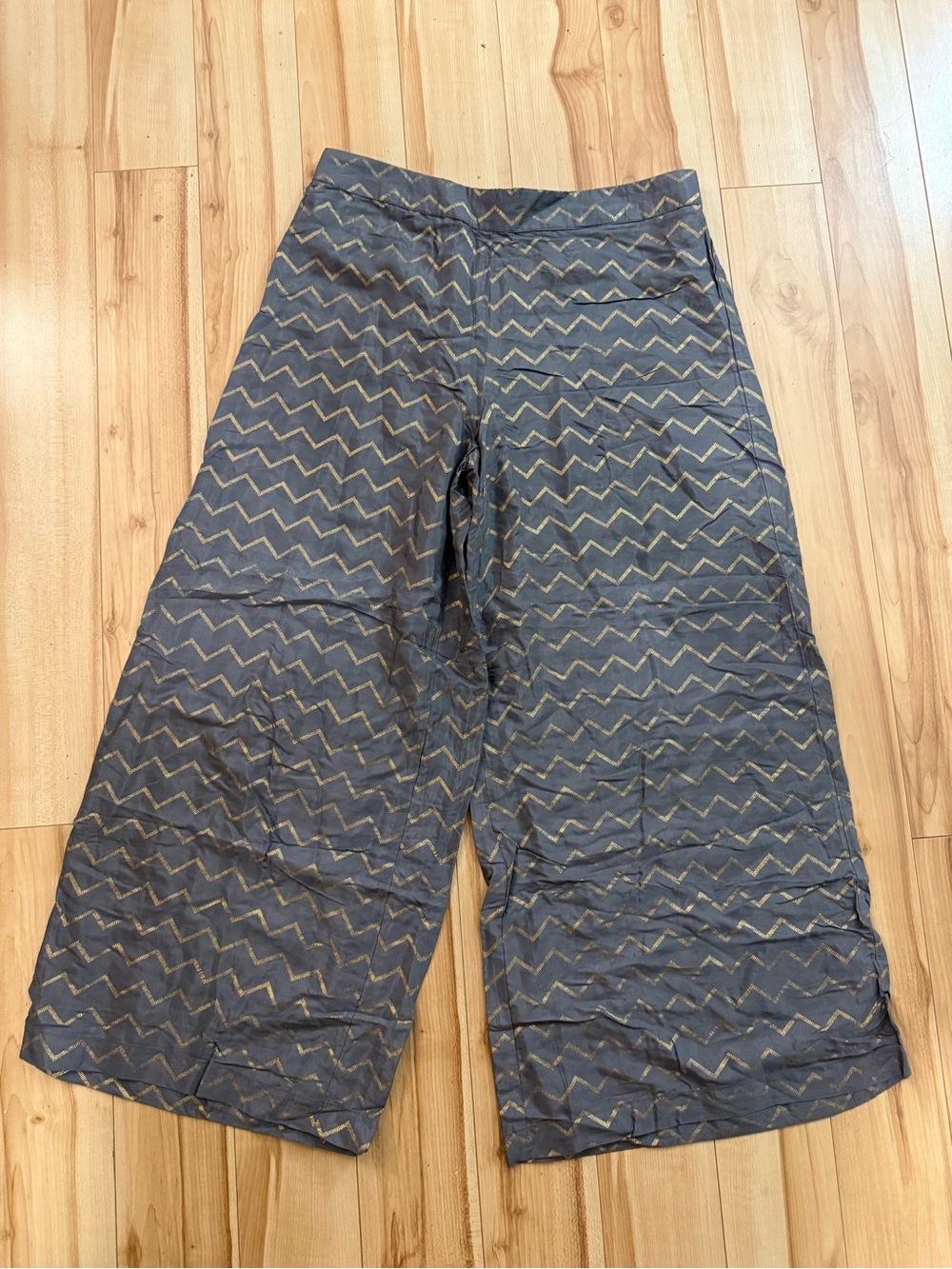 Chevron Pattern Wide-Leg Crop Pants - Gray & Gold Viscose